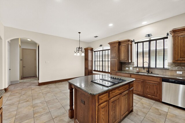 5766 Wellington Ln, Frisco, TX 75033 - kitchen with dishwasher, stovetop with downdraft, arched walkways, tasteful backsplash, and recessed lighting