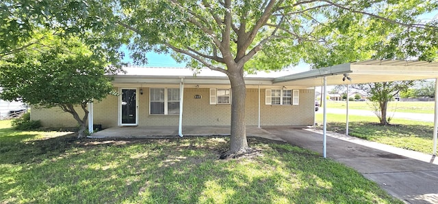 917 Bombay St, Brady, TX 76825 - ranch-style home featuring a front lawn, brick siding, a carport, and driveway