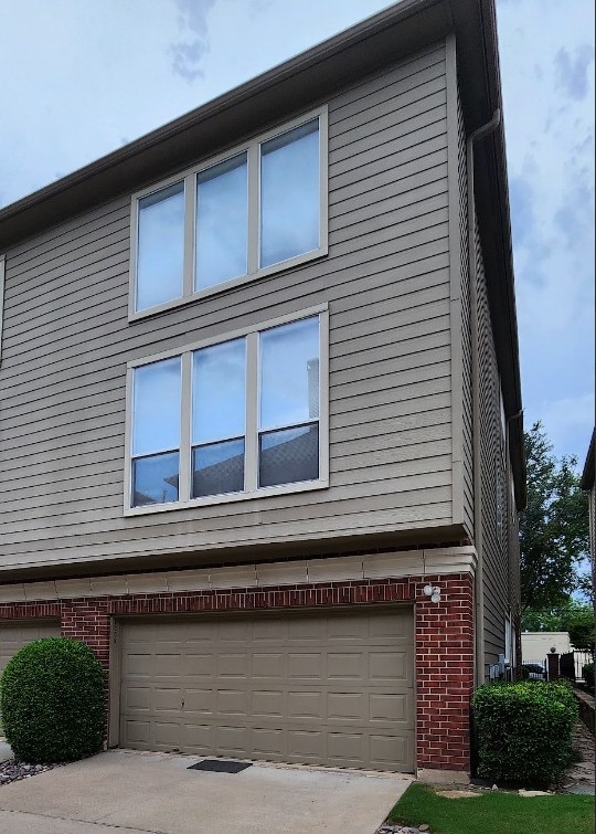 1005 W Bluff St, Fort Worth, TX 76102 - view of side of property featuring brick siding and a garage