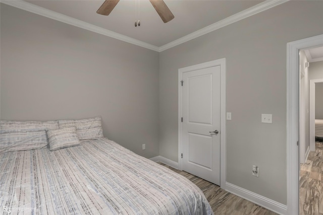 9424 N Pointe Cir, Greenwood, LA 71033 - bedroom featuring wood finished floors, crown molding, and a ceiling fan