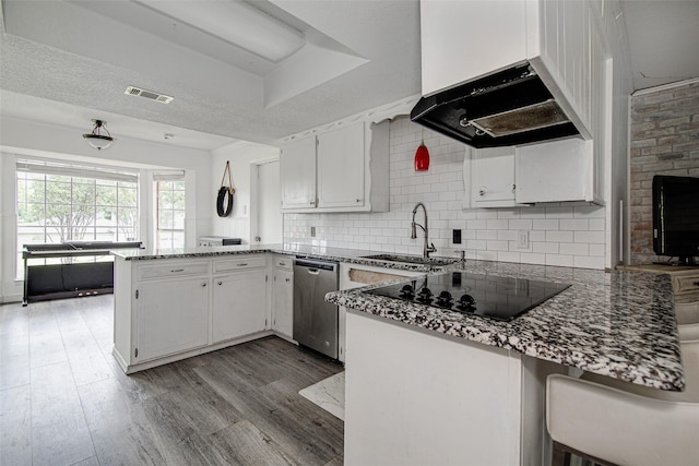 306 Country Club Dr, Joshua, TX 76058 - kitchen with dishwasher, a peninsula, under cabinet range hood, wood finished floors, and black electric stovetop