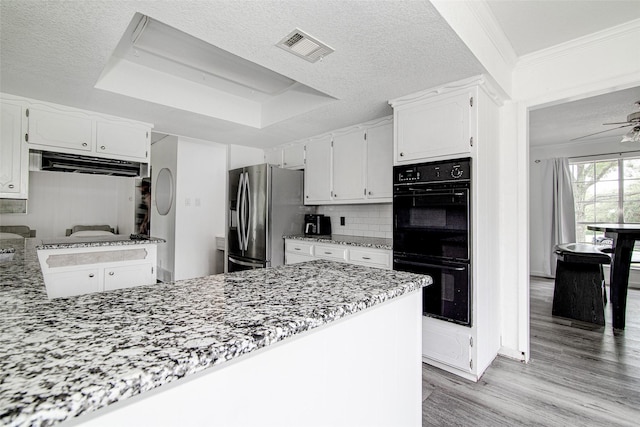 306 Country Club Dr, Joshua, TX 76058 - kitchen with stainless steel fridge with ice dispenser, ventilation hood, a tray ceiling, ceiling fan, and a peninsula