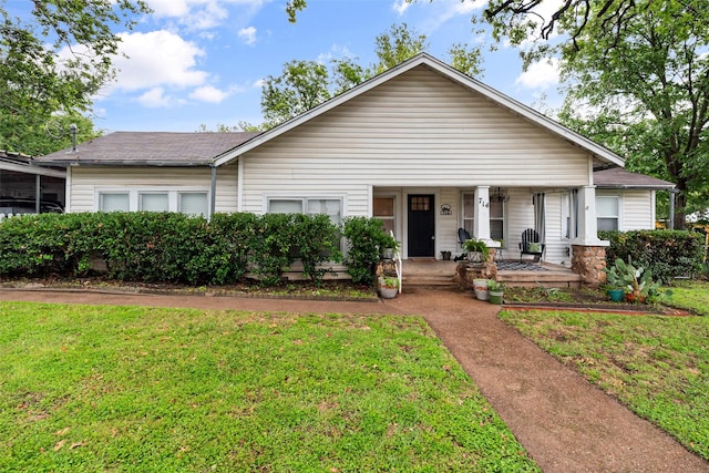 714 W Ball St, Weatherford, TX 76086 - view of front of property featuring covered porch and a front yard