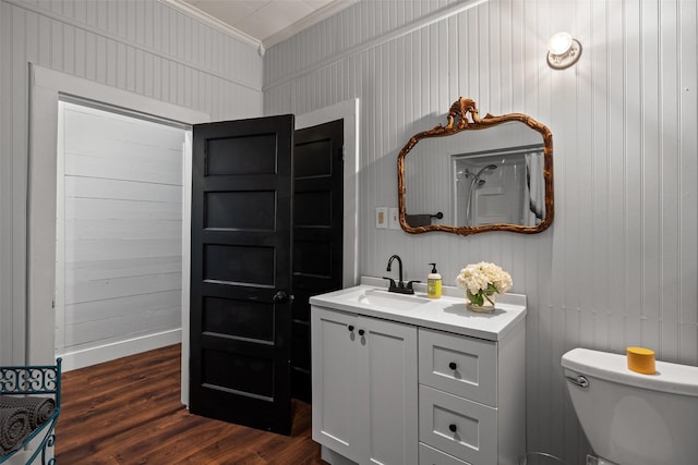 714 W Ball St, Weatherford, TX 76086 - bathroom featuring crown molding, vanity, and wood finished floors