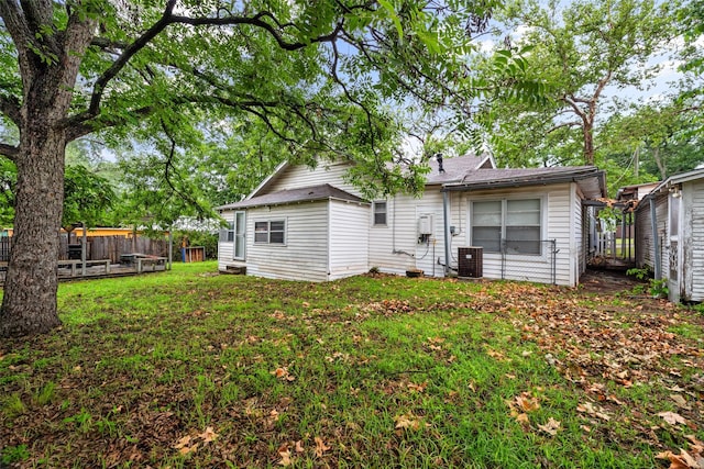 714 W Ball St, Weatherford, TX 76086 - rear view of property with a fenced backyard