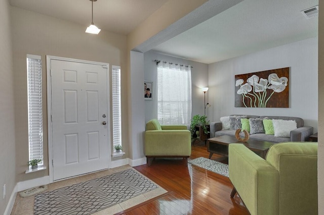 1013 Lilac Ln, Desoto, TX 75115 - entrance foyer with wood finished floors and baseboards