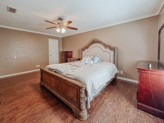 3112 Louis Ave, Corsicana, TX 75110 - bedroom with wood finished floors, a textured ceiling, crown molding, and ceiling fan