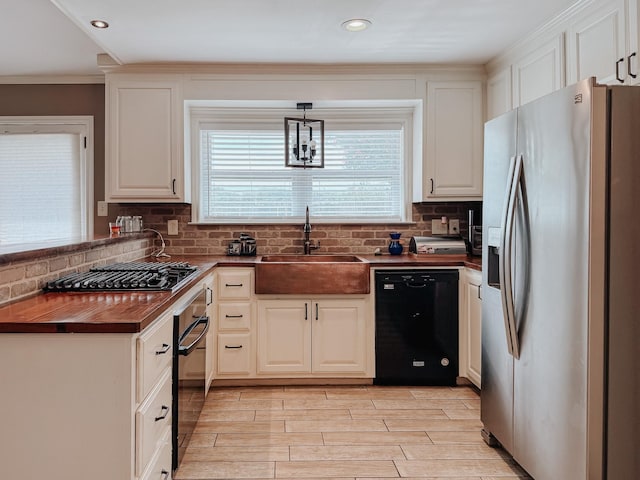 3112 Louis Ave, Corsicana, TX 75110 - kitchen with black appliances, tasteful backsplash, plenty of natural light, light wood-type flooring, and recessed lighting
