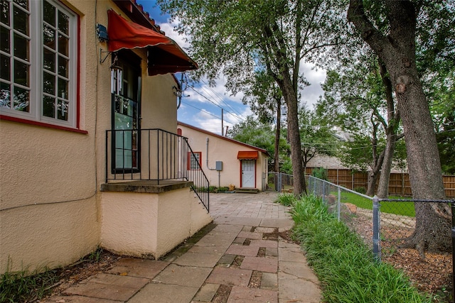 6812 Clayton Ave, Dallas, TX 75214 - view of side of property with stucco siding