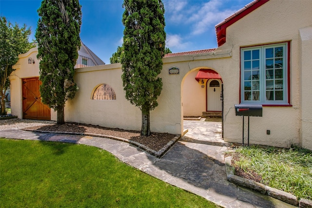 6812 Clayton Ave, Dallas, TX 75214 - view of front of home featuring stucco siding and a front lawn