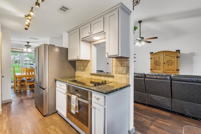 1737 Live Oak Ct, Lewisville, TX 75067 - kitchen featuring appliances with stainless steel finishes, a ceiling fan, light wood-style floors, and open floor plan