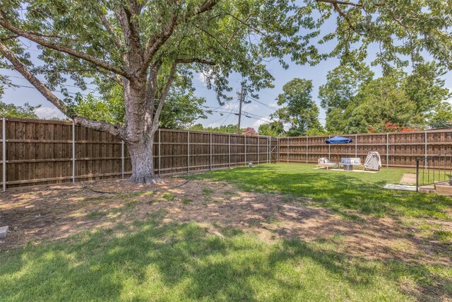 2521 Ridgecrest Dr, Garland, TX 75041 - view of fenced backyard