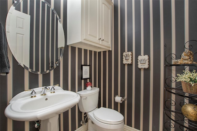 2327 Clearspring Dr N, Irving, TX 75063 - half bathroom with wallpapered walls