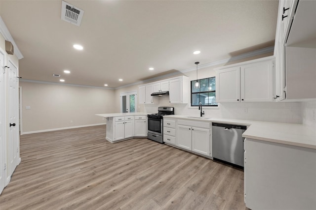 402 2nd St, Moody, TX 76557 - kitchen featuring stainless steel appliances, crown molding, a peninsula, tasteful backsplash, and light countertops