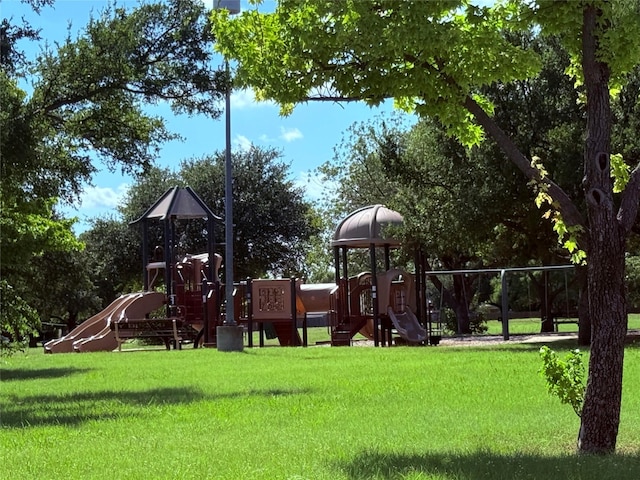 4113 Blue Flag Ln, Fort Worth, TX 76137 - communal playground with a yard