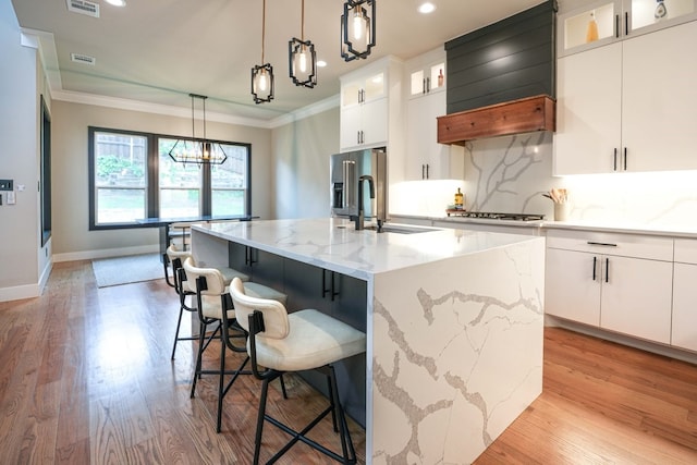 8500 Fresh Meadows Rd, North Richland Hills, TX 76182 - kitchen featuring high end refrigerator, a kitchen island with sink, a chandelier, light wood-type flooring, and ornamental molding