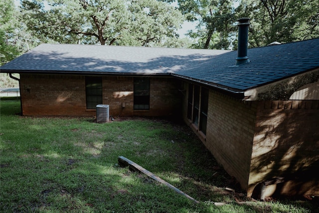 130 Golfcrest St, Rusk, TX 75785 - view of side of property featuring roof with shingles, a lawn, and brick siding