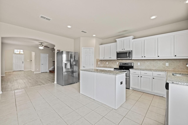 5365 Saba Dr, Fort Worth, TX 76119 - kitchen with appliances with stainless steel finishes, ceiling fan, decorative backsplash, a kitchen island, and recessed lighting