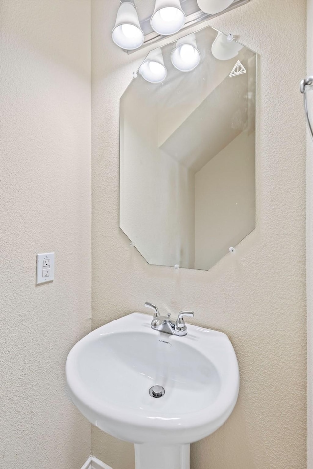 5365 Saba Dr, Fort Worth, TX 76119 - bathroom with a sink