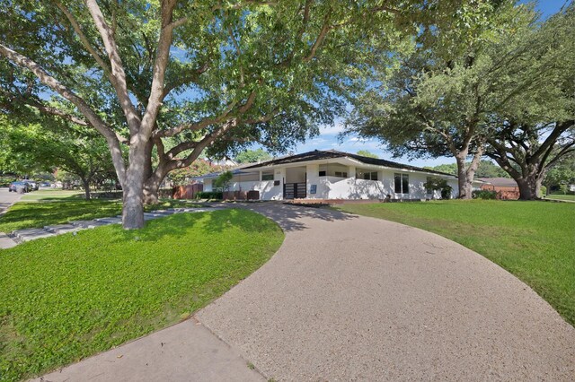 6375 Lansdale Rd, Fort Worth, TX 76116 - ranch-style house with curved driveway and a front yard