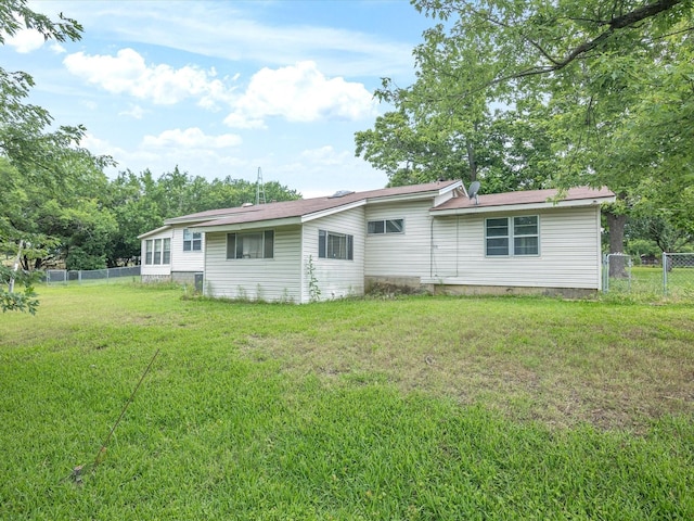 415 S Union St, Montague, TX 76251 - rear view of property with crawl space