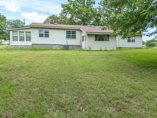 415 S Union St, Montague, TX 76251 - rear view of house featuring a lawn