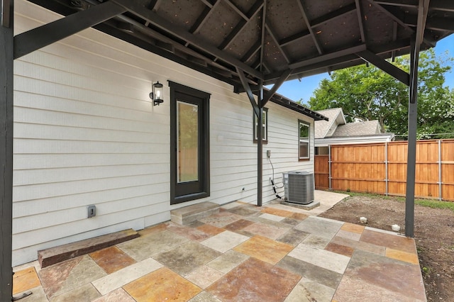 826 W Canty St, Dallas, TX 75208 - view of patio with a gazebo