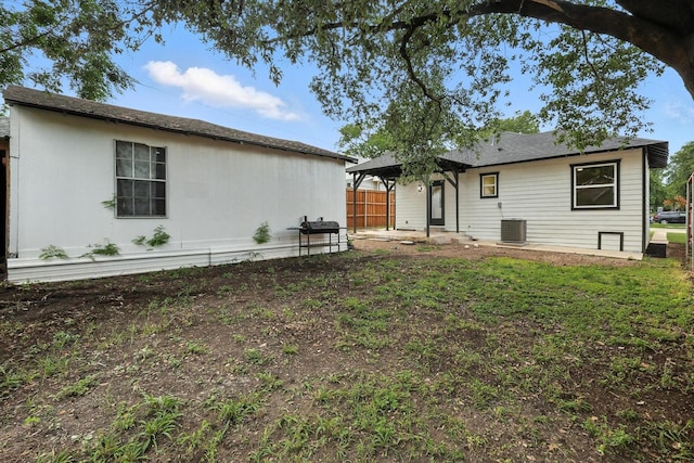 826 W Canty St, Dallas, TX 75208 - back of property featuring a patio area