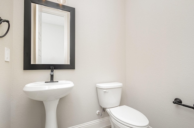 7050 Champion Rd, Midlothian, TX 76065 - half bathroom featuring baseboards and toilet