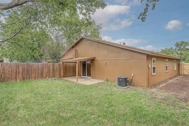 5020 Donnelly Ave Unit 5022, Fort Worth, TX 76107 - back of property featuring a patio and a fenced backyard