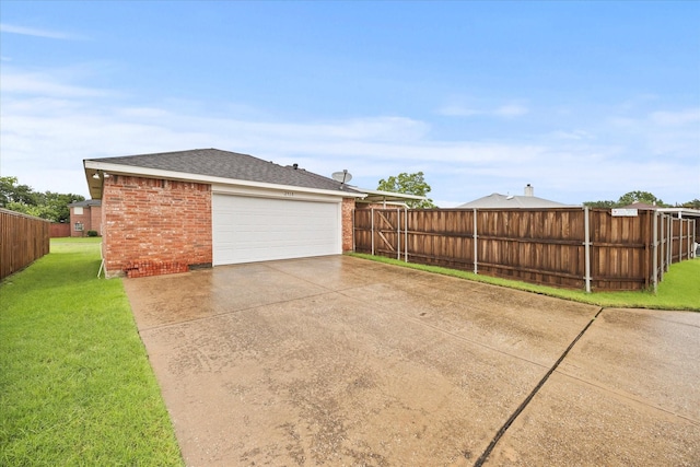 2918 Beau Dr, Mesquite, TX 75181 - garage with driveway