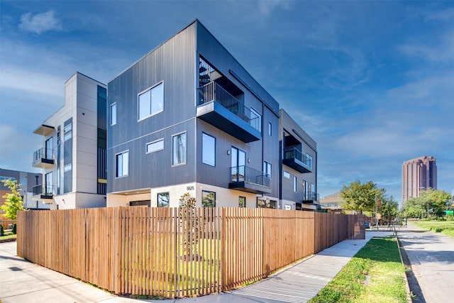 3825 Munger Ave, Dallas, TX 75206 - view of apartment building / complex