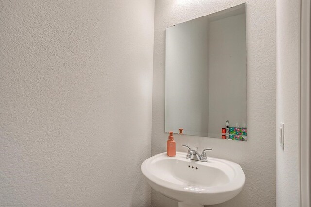 5729 Violet Crown Pl, Fort Worth, TX 76126 - bathroom featuring a sink