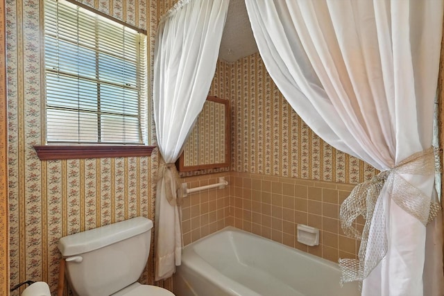 1419 Juniper Ln, Lewisville, TX 75077 - bathroom featuring wallpapered walls and a tub