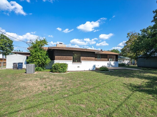 4608 Winthrop Ave E, Fort Worth, TX 76116 - back of property featuring a yard and a chimney