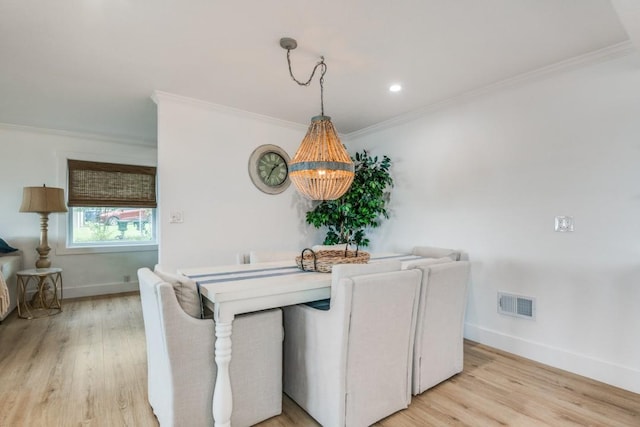105 Causeway Ct, Gun Barrel City, TX 75156 - dining space featuring ornamental molding, light wood finished floors, recessed lighting, and a chandelier