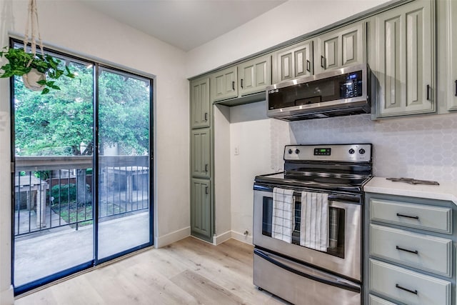 336 Melrose Dr Unit 8D, Richardson, TX 75080 - kitchen featuring stainless steel appliances, gray cabinetry, backsplash, light countertops, and light wood-style floors