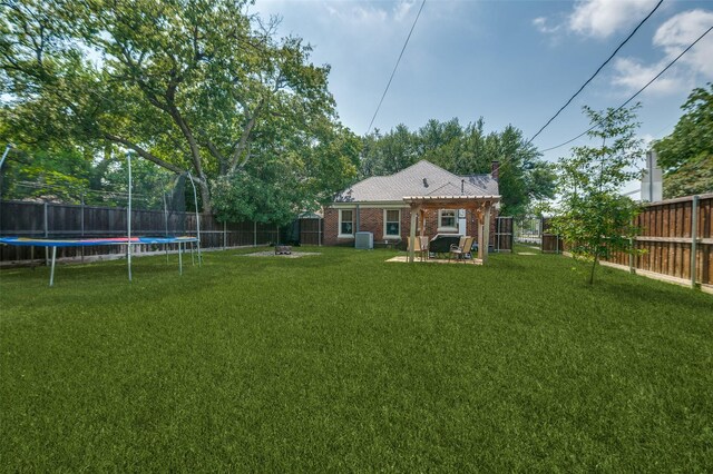 6201 Reiger Ave, Dallas, TX 75214 - fenced backyard with a trampoline