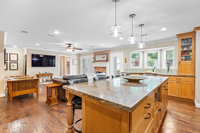 8928 Aldwick Cir, Dallas, TX 75238 - kitchen with a kitchen breakfast bar, crown molding, recessed lighting, a ceiling fan, and dark wood-style flooring