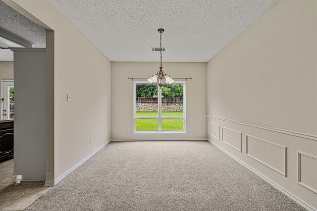 796 Oak Hollow Ln, Rockwall, TX 75087 - unfurnished room featuring a textured ceiling, a chandelier, carpet flooring, and a wainscoted wall