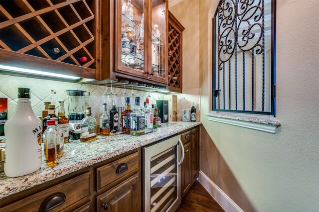 917 Stone Cottage Ln, Mckinney, TX 75069 - indoor dry bar with wine cooler, backsplash, and dark wood-style floors
