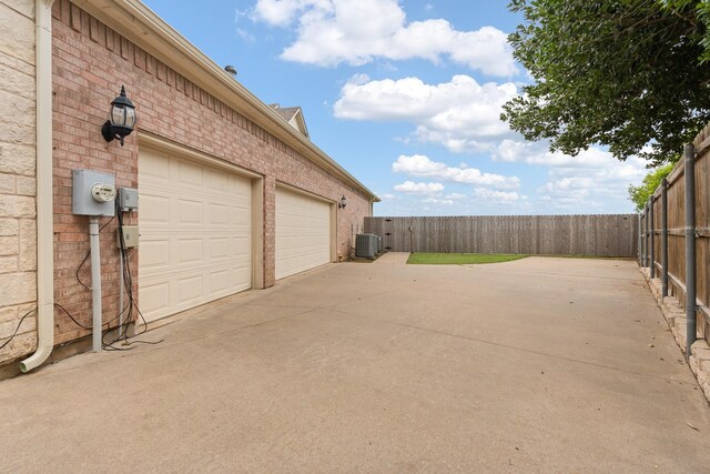 2008 Natchez Ct, Cleburne, TX 76033 - view of garage