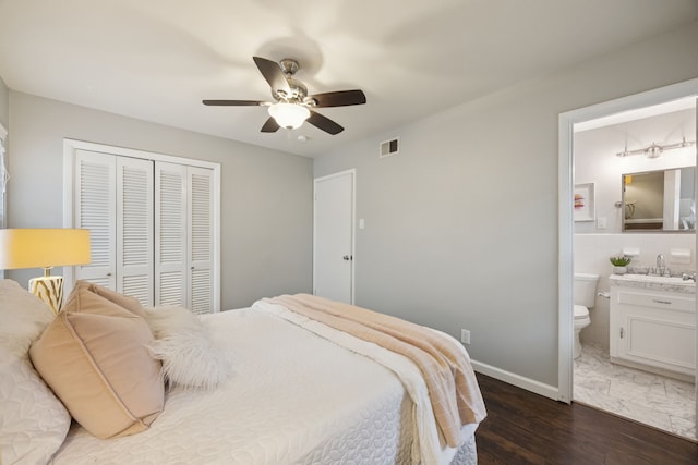11335 Fernald Ave, Dallas, TX 75218 - bedroom featuring a closet, dark wood-style flooring, ensuite bath, and ceiling fan