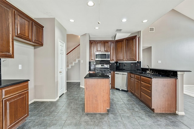 3212 Cantura Dr, Mesquite, TX 75181 - kitchen featuring stainless steel appliances, a peninsula, a center island, backsplash, and recessed lighting