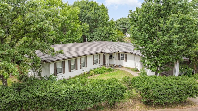 567 Peavy Rd, Dallas, TX 75218 - ranch-style house featuring stucco siding and a tiled roof