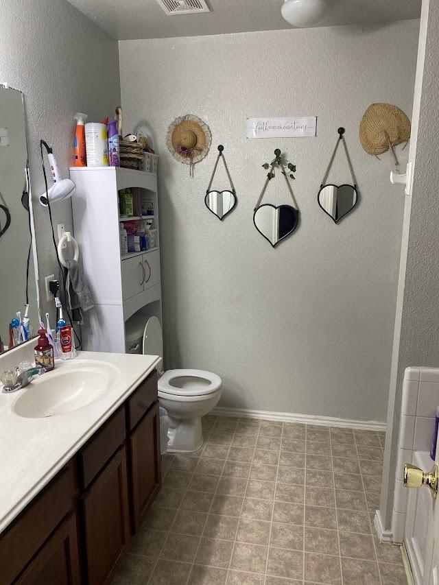 253 Pine Crest Dr, Justin, TX 76247 - full bath with vanity and toilet
