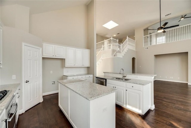 9204 Bottlebrush Ln, Irving, TX 75063 - kitchen with high vaulted ceiling, an island with sink, ceiling fan, and dark wood-type flooring