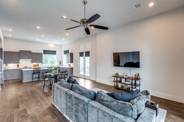 381 E Greenbriar Ln Unit 501, Dallas, TX 75203 - living area featuring ceiling fan, dark wood-type flooring, and recessed lighting