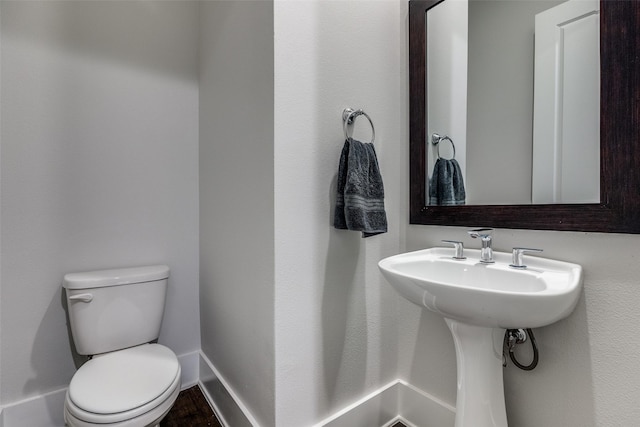 381 E Greenbriar Ln Unit 501, Dallas, TX 75203 - bathroom with toilet