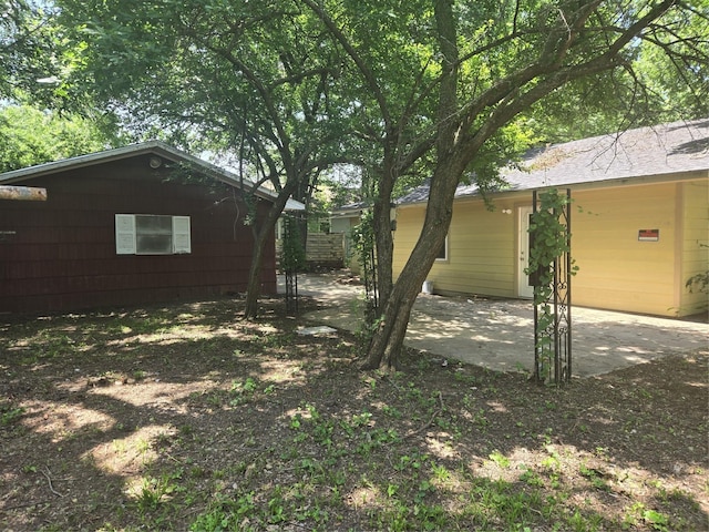 818 N Commerce St, Gainesville, TX 76240 - view of yard featuring a patio area